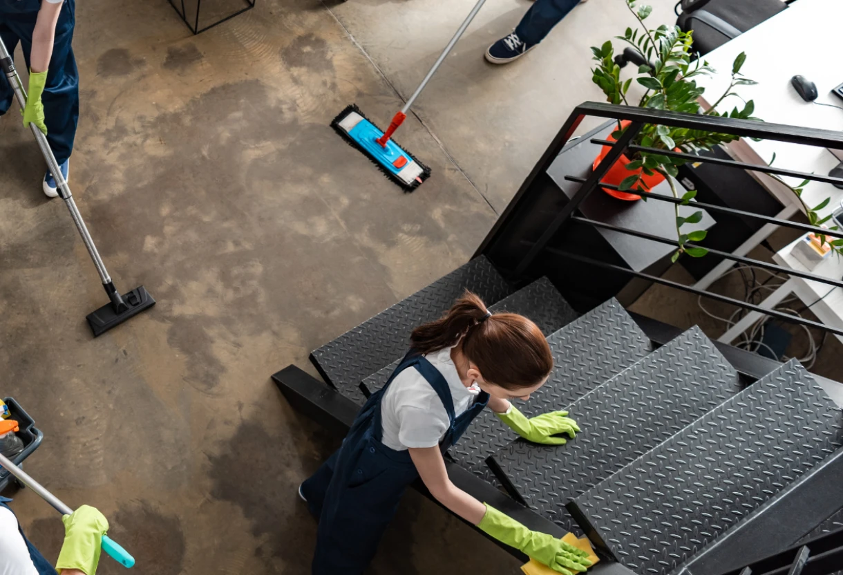 Reinigungskräfte bei einer professionellen Grundreinigung in München