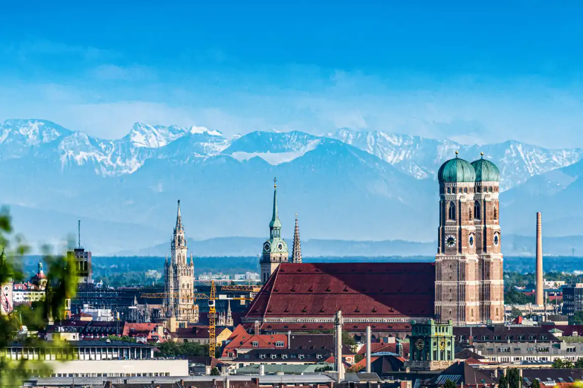 Skyline von München mit Frauenkirche und Alpen im Hintergrund