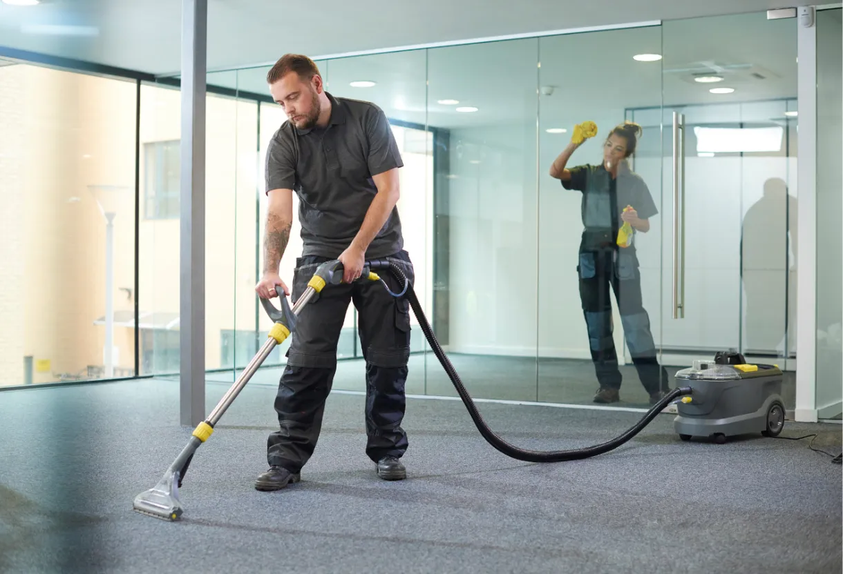 Reinigungskräfte bei der professionellen Unterhaltsreinigung in München